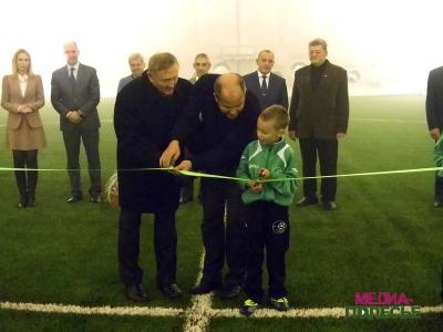 Разрезать традиционную ленточку пригласили самого младшего воспитанника СДЮШОР №3 и первого тренера Александра Зарибко