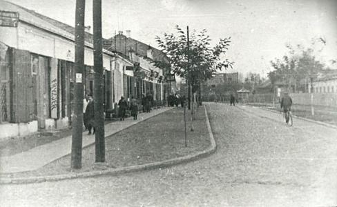 Довоенное время, в конце улицы – строительство казармы