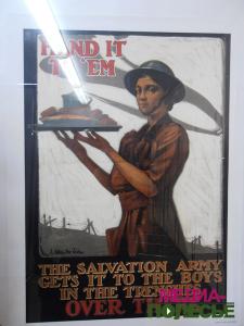 7 Передай им туда Армия Спасения передаёт солдатам продовольствие