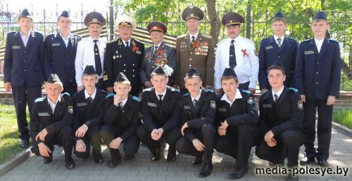 Ребята из правового класса СШ №2 г.Столина вместе с ветераном войны и представителями силовых структур