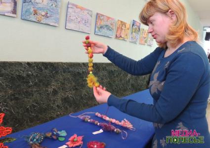 Анна Сиротко со своими изделиями