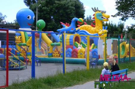 Аттракционы на спортплощадке у трикотажника
