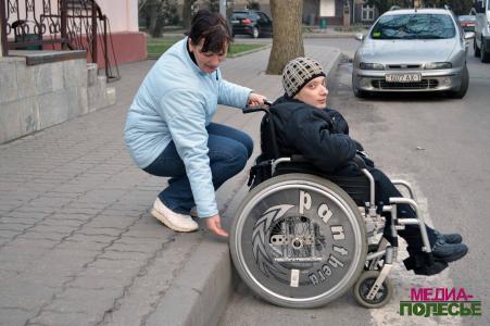 Бордюр на пол-колеса у магазина Дары Полесья