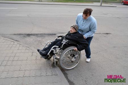 Даже маме, толкая коляску, тяжело преодолеть бордюр