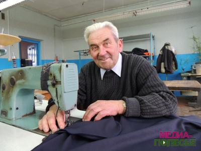 Иван Иванович Мойсюк с удовольствием садится за швейную машинку