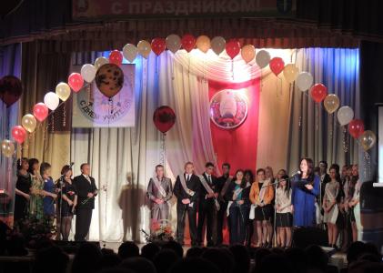 Финалисты районного этапа конкурса "Учитель года" с молодыми коллегами на одной сцене