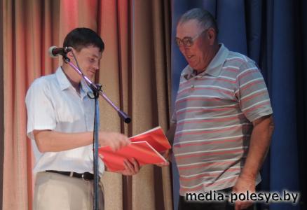 Георгий Пышняк вручает грамоту Николаю Машлякевичу