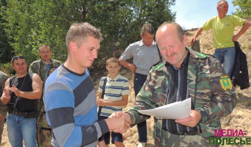 Грамоту получает Василий Клочко