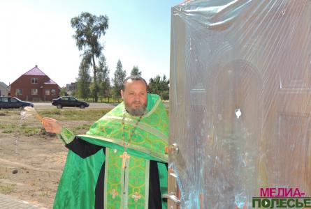 Иерей Владимир освящает здание информационн-обуающего центра для инвалидов