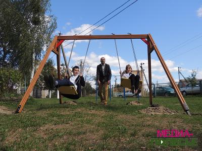 Качели воспитанникам приюта в Речице подарили члены голландской организации «Радуга»