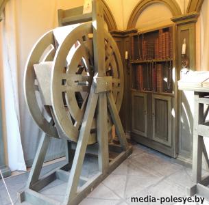 Колесо для перемещения книг. Часть экспозиции =Скрипторий=