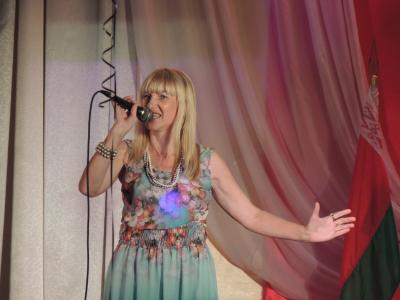 Коллег поздравляет учитель музыки Анжелика Каллаур