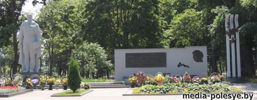 Комплекс, состоящий из братской могилы воинов, партизан и жертв фашизма, памятника =Воину-освободителю=