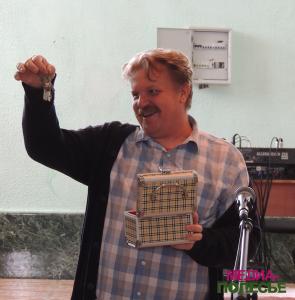 Михаил Скребейко держит ключи от информационно-обучающего центра для инвалидов в Столине