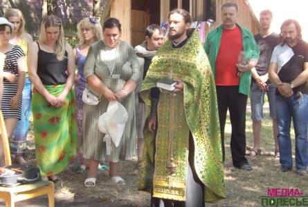 Молебен перед началом доброго дела проводит отец Павел. Фото предоставил Михаил Скребейко
