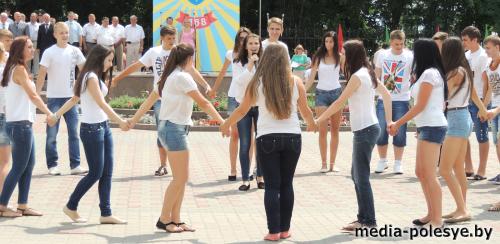 Музыкальный подарок от выпускников СШ №2 г.Столина