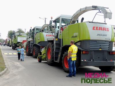 На выставке сельхозтехники СПК «Федорский» представлены лучшие из сельхозмашин