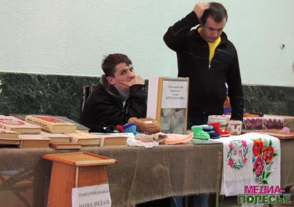 Николай помогал на выставке-ярмарке