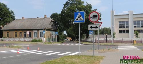 Обновляют дорожную разметку