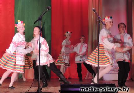 Образцовый ансамбль танца =Карагод= (рук. Т.Старостина)