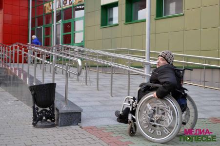 Один из немногих удобных пандусов в Лунинце возле Ледовой арены