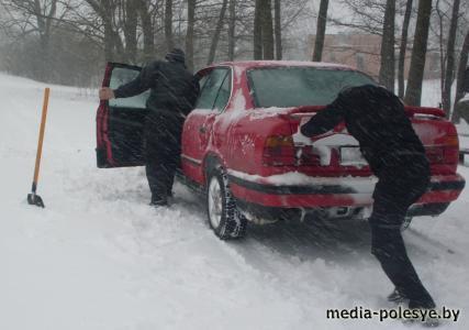Оказавшимся на дороге водителям приходится откапыпать свой транспорт
