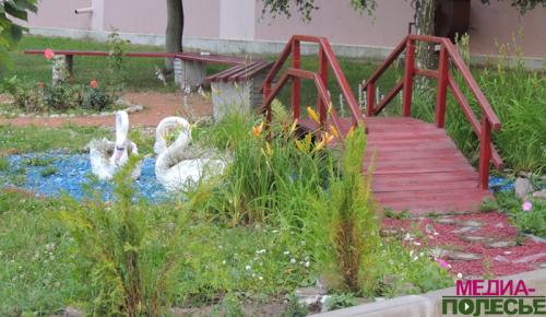 Около административного здания Столинского ЖКХ