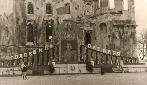 Октябрь 1948 год, нынешняя пл.Ленина. Трибуна для руководства города и области расположена у стен костёла Святого Станислава, который взорвали в 1953 году