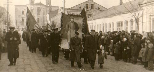 Октябрь 1948 год, движется ликующая колонна демонстрантов