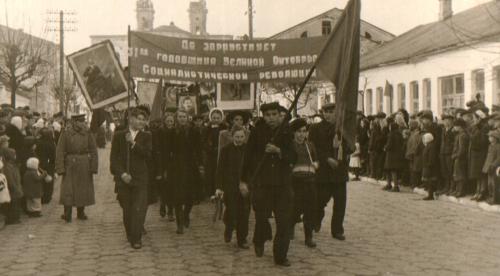 Октябрь 1948 год, движется ликующая колонна демонстрантов