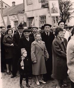 Октябрьская демонстрация в Пинске, в толпе демонстрантов, начало 1960-х