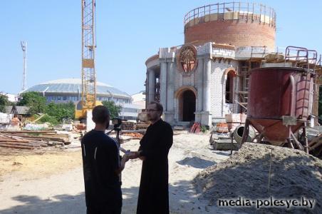 Отец Георгий рассказывает историю места, на котором возводится новый храм