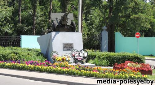 Памятник у входа в парк =Маньковичи=