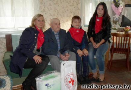 Подарки от Красного Креста долгожителю Столинщины