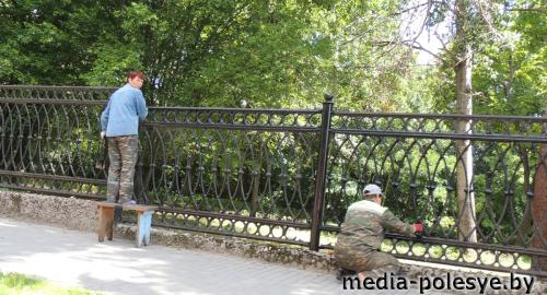 Покраска ограждения чёрной краской