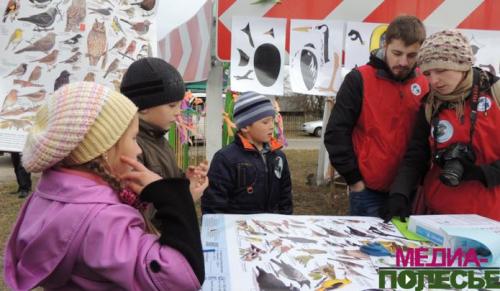 Прадстаўнікі грамадскай арганізацыі Ахова птушак Бацькаўшчыны з вясковымі дзецьмі