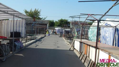 Покупатели немного ходят, а продавцов практически нет