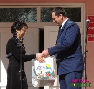 Прокурор Столинского райоа Дмитрий Поздняк передаёт подарки для детей