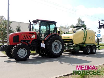 Сейчас сидит на ступеньках, а через какой-нибудь десяток лет - за рулём