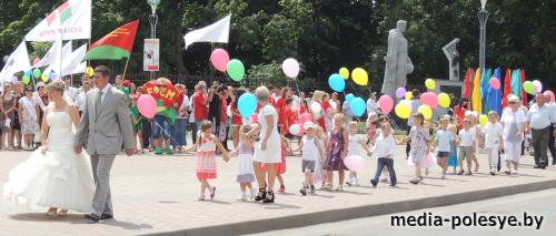 Шествие молодожёнов, золотых и серебряных юбиляров, многодетной семьи, воспитанников детских садов