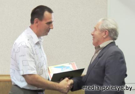 С.Ф. Сидоревич вручает Благодарность С.А. Протосовицкому