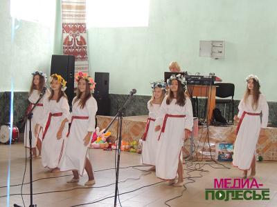 Танцуют учащиеся СШ №2 г.Столина