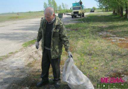 Трудится начальник Столинской районной инспекции природных ресурсов и охраны окружающей среды В.В. Потапчук. Фото предоставлено Столинской РОС РГОО =БООР=