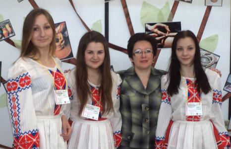 А.Н. Кулага у экспозиционного бокса