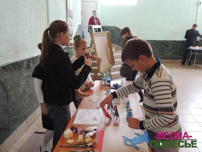 Учащиеся художественного отделения Столинской школы искусств