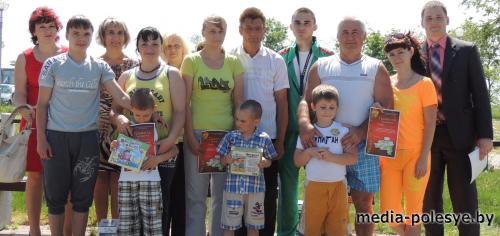 Участники и организаторы конкурса =Папа, мама, я - спортивная семья=