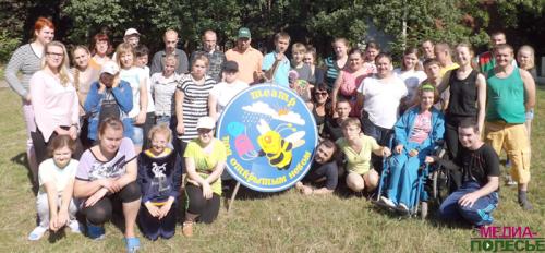 Участники лагеря с эмблемой. Фото предоставил Михаил Скребейко