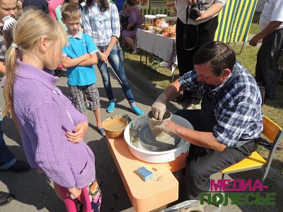 Вокруг гончара толпились и взрослые, и дети