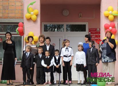 Воспитанники поют вместе с педагогами