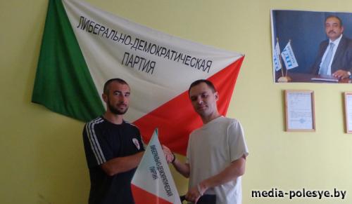 Вручение сувениров в Представительстве ЛДП в Пинске